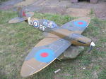 Hallo zusammen!
Ich wollte noch mal ein Foto der fertigen Spitfire senden!
Sie fliegt einfach fantastisch!!  Nochmals vielen Dank für diesen tollen Bausatz.
Mfg: Georg Röer