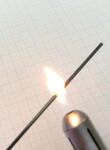 Mit Feuerzeug erhitzen, bis ein wenig Dampf zu sehen ist. Das Harz wird weich, die Fasern bleiben intakt.